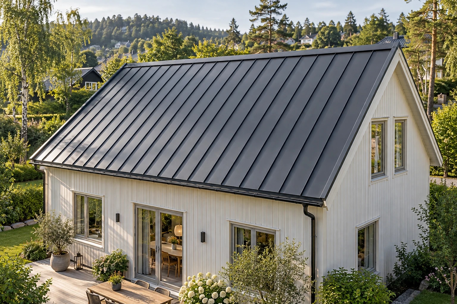 Lys trebolig med mørkt falset metalltak, sammenhengende takrenne og nedløp i et grønt boligmiljø inspirert av Bærum.
